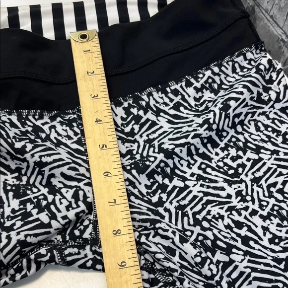 Stylish‎ Lululemon capri Black and White Patterned leggings - Picture 9 of 11